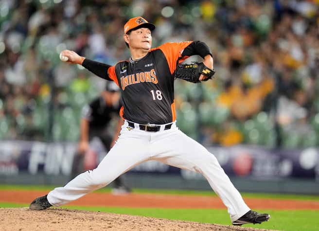 统一狮潘威伦27日中继登板2局，生涯投球局数突破2100局大关。（统一狮提供）