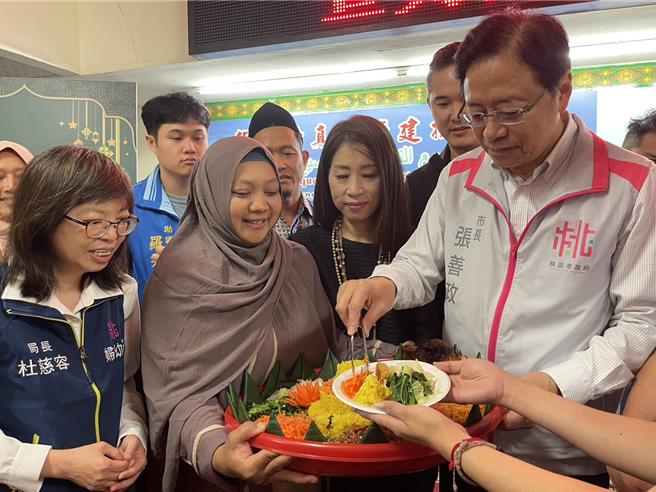 桃市欢庆开斋节，市长张善政与新住民同欢。（吕筱蝉摄）