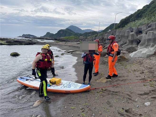 新北市一名50岁男子今（28）日上午与友人到瑞芳区象鼻岩划SUP欣赏日出美景，却在准备返回时因逆风被困在海上回不来，所幸被经过的渔船顺利救起。（翻摄画面）