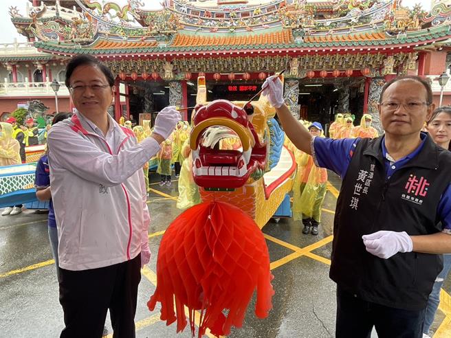 龙潭归乡文化节开跑，桃园市长张善政为龙舟点睛祈福。（吕筱蝉摄）