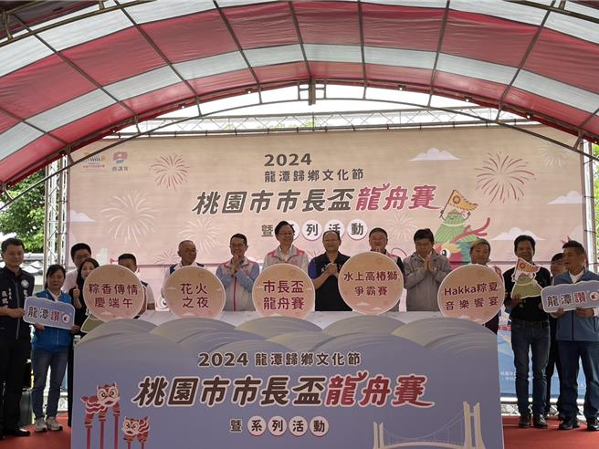 龙潭归乡文化节开跑，桃园市长张善政为龙舟点睛祈福。（吕筱蝉摄）