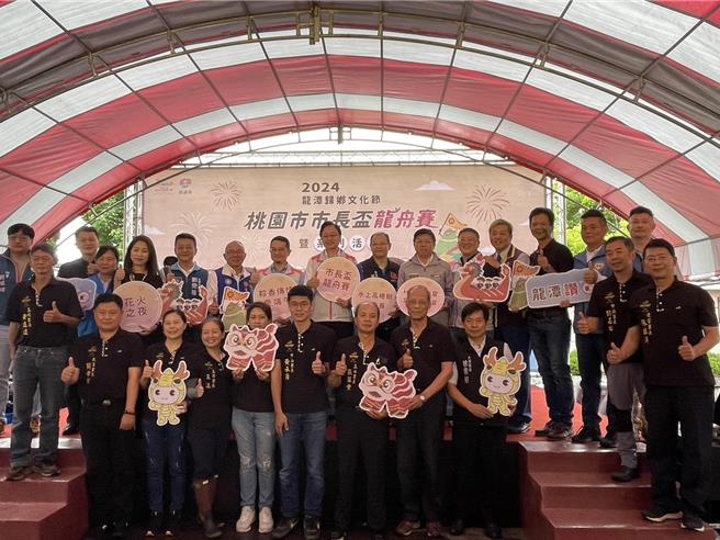 龙潭归乡文化节开跑，桃园市长张善政为龙舟点睛祈福。（吕筱蝉摄）