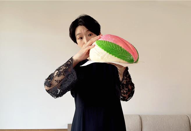 《独活女子的守则4》江口德子对这款「台式生日蛋糕」感到好奇。（Hami Video提供）