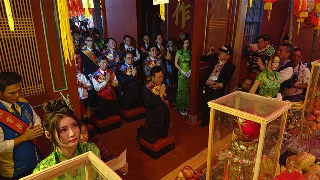 行政院副院长郑文灿（中前跪拜者）28日出席郑成功祖庙春祭仪式，率官员参加祭仪。（程炳璋摄）