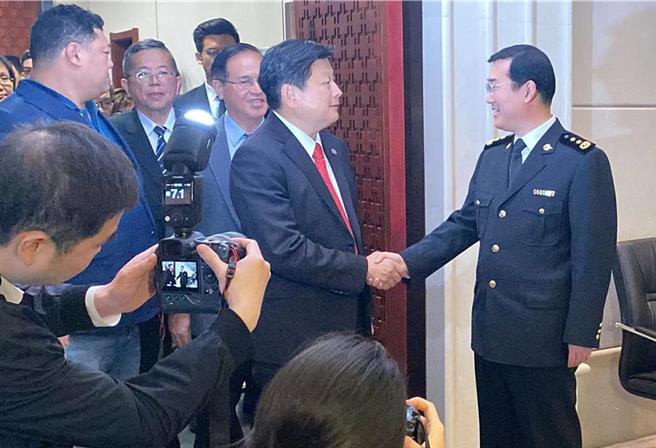 国民党立委一行拜访大陆海关总署，副署长赵增连（右）宣布：符合大陆检疫要求的文旦柚可输陆。（本报资料照／蓝孝威摄）