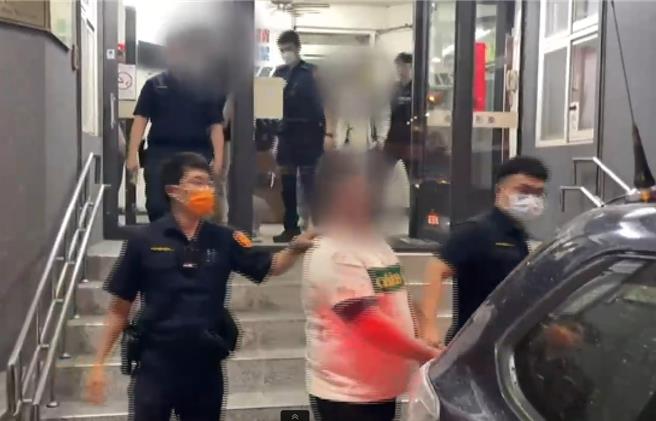 台中市北区1处私人招待所聚会，因敬酒纠纷，变成5人打1人围殴情事，警方除将动手5人全数带回侦办。（中市警第二分局提供／张妍溱台中传真）