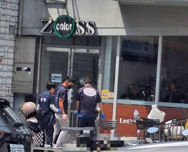 台中市北区1家超商外座椅区27日躺了1名男子，附近民眾以为他喝醉酒，直到中午有人向警方报案。警方发现男子已明显死亡。（游金隆提供／张妍溱台中传真）