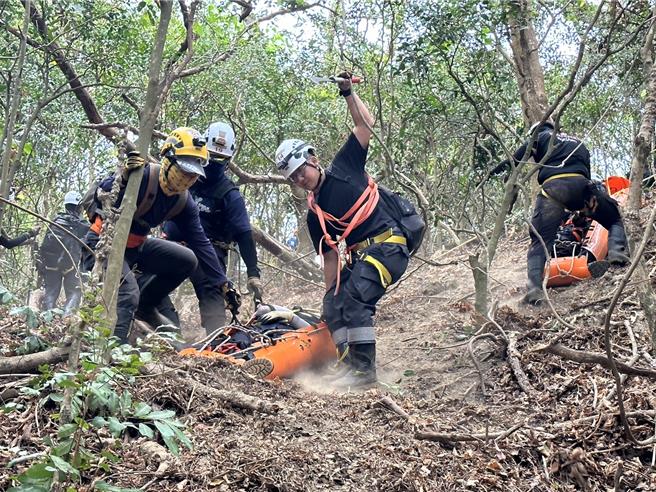 第三届「ORT丛林搜索救援专长班」在寿山特训，集结警消及民间搜救团体在暴雨情境下实战演训。（ORT极路勇者工作坊提供／袁庭尧高雄传真）