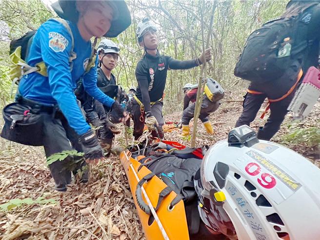 本届特训除了手机GPS、绳结确保、刀斧运用、丛林穿越等技巧运用，还纳入SKED（卷式担架）的操作。（ORT极路勇者工作坊提供／袁庭尧高雄传真）