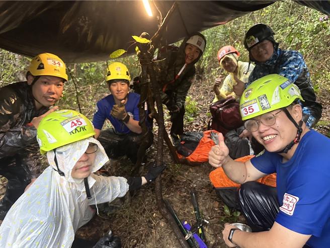 学员利用有限装备，冒雨在山中搭建「紧急通讯中继站」。（ORT极路勇者工作坊提供／袁庭尧高雄传真）