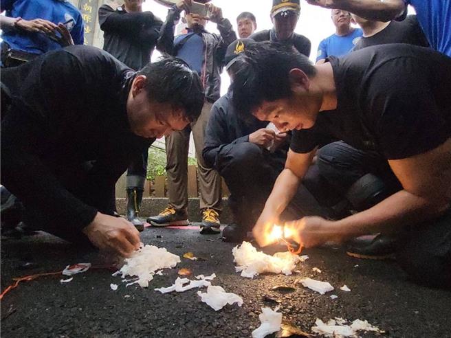 手机GPS、绳结确保、刀斧运用、丛林穿越等技巧运用是训练要项。（ORT极路勇者工作坊提供／袁庭尧高雄传真）