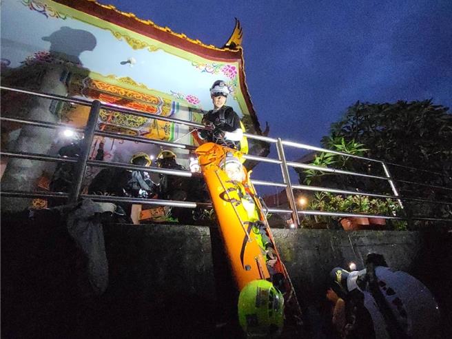 学员利用SKED将伤患安全运下8层楼高的陡坡及排水沟，终于顺利结业。（ORT极路勇者工作坊提供／袁庭尧高雄传真）