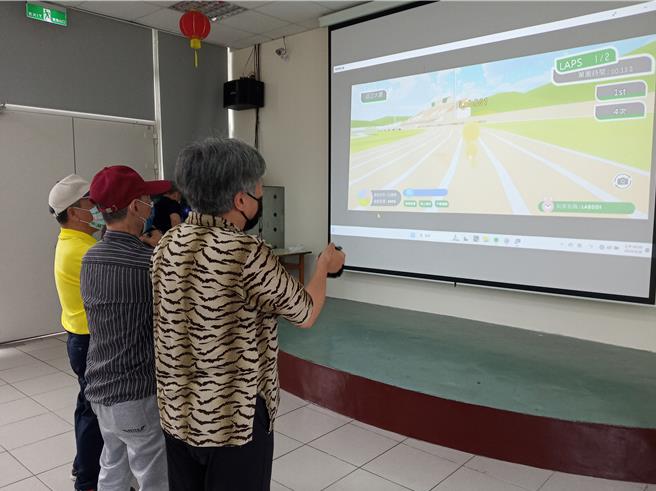 长辈们验科技为乐龄生活带来的多样性。(业者提供／吕筱蝉桃园传真)