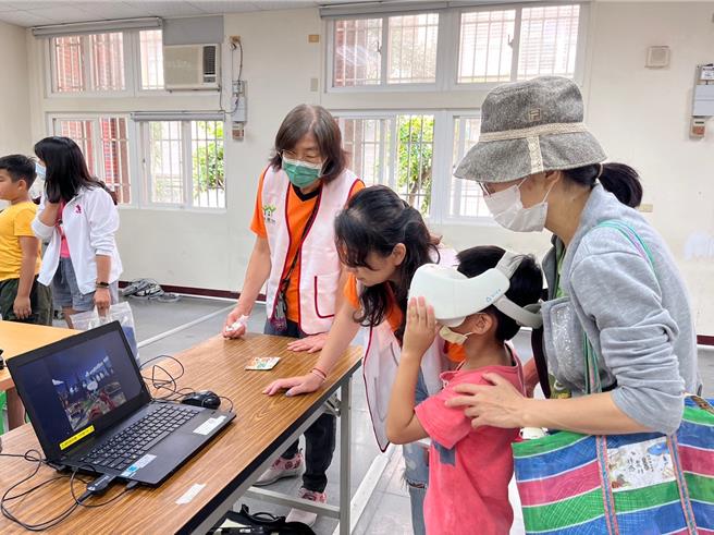 親子28日參加2024北高雄家扶中心兒保大型宣導活動，透過VR實境體驗學習兒少保護的技巧。（北高雄家扶中心提供／林瑞益高雄傳真）