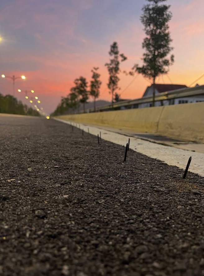 男子在慢跑途中遭鐵釘刺傷。（圖/翻攝中國報）