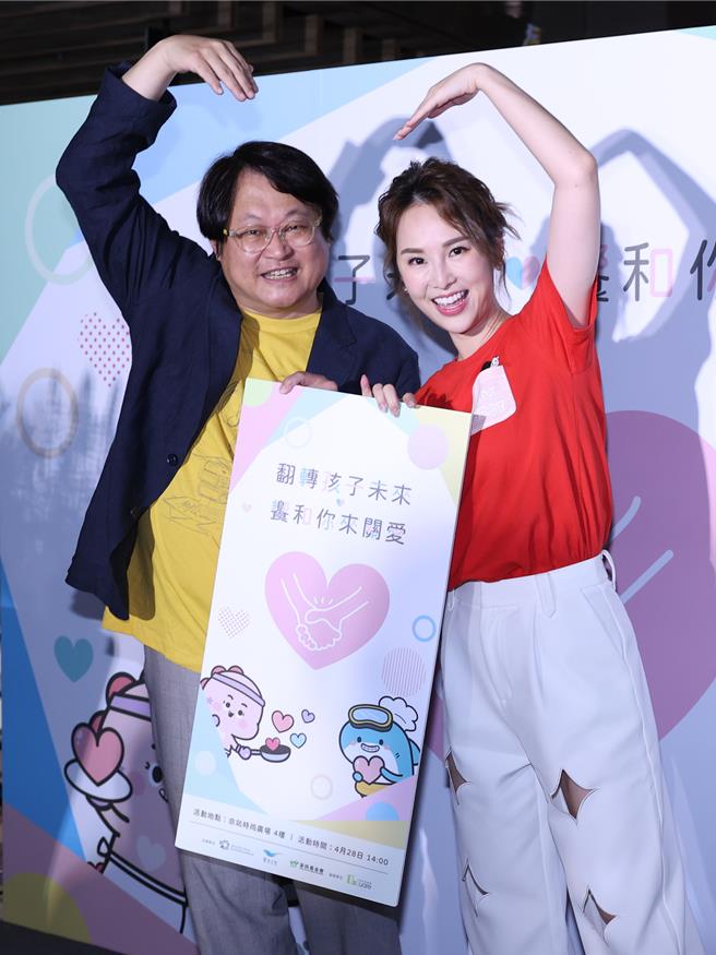 赵自强（左）、张龄予喊话大眾替儿少努力。（陈俊吉摄）