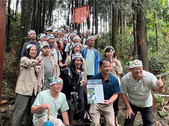 土匪山步道启用后，与会者健走体验土匪山步道新风貌。（林业保育署嘉义分署提供／廖素慧嘉县传真）