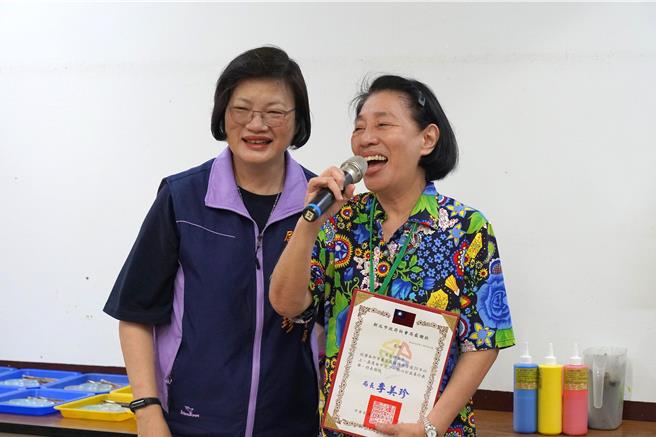 服务超过40年，身为资深的「寄养妈妈」，马安娜(右)满足地笑着说，只要看到孩子就会很快乐，左为社会局长李美珍。〈新北市社会局提供提供／张铠乙新北传真〉