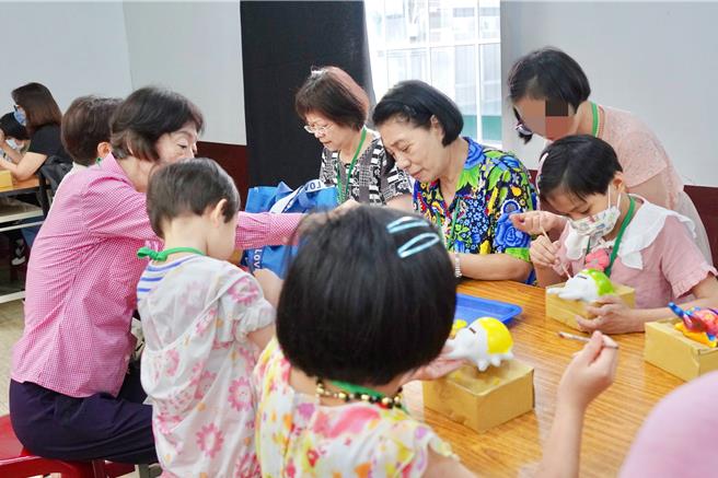 寄养家庭亲子一同手作DIY。〈新北市社会局提供提供／张铠乙新北传真〉
