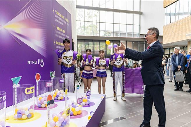 清华大学校长高为元将能量球投入人才基金等圆筒内，象徵为清华增添新能量。（清华提供／陈育贤新竹传真）