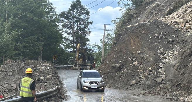 今（28日）下午6时起，夜间实施预警性封闭道路，于翌日上午7时待现场边坡稳定巡勘后开放通行。（公路局提供／吴佩蓉宜兰传真）