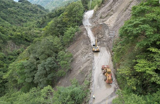 今（28日）下午6时起，夜间实施预警性封闭道路，于翌日上午7时待现场边坡稳定巡勘后开放通行。（公路局提供／吴佩蓉宜兰传真）