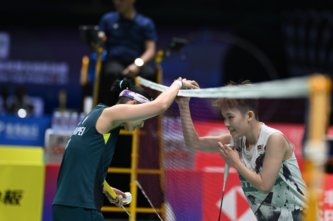 戴資穎（左）賽後和對手在網前握手致意。（Badminton Photo提供）