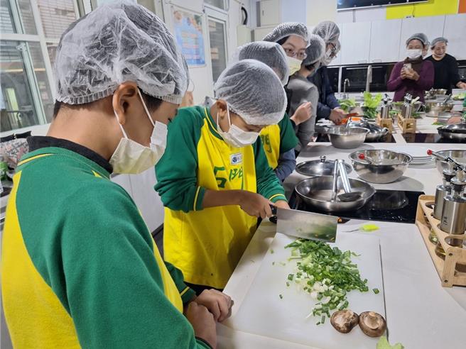 桃园去年初率六都之先推动国中小免费营养，112年学度开始每餐餐费也调高3元提升品质。(教育局提供／蔡依珍桃园传真)