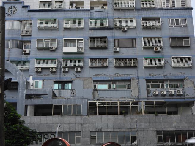 花莲市华尔街大楼3日震后被县府贴为红单，经结构技师多次评估，认为建物主梁完整，从拆除名单中移除。大楼管委会今天召开住户大会，决议未来将採耐震补强方式重建家园。（罗亦晽摄）