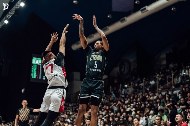 麦卡洛28日贡献38分、17篮板。(梦想家提供)