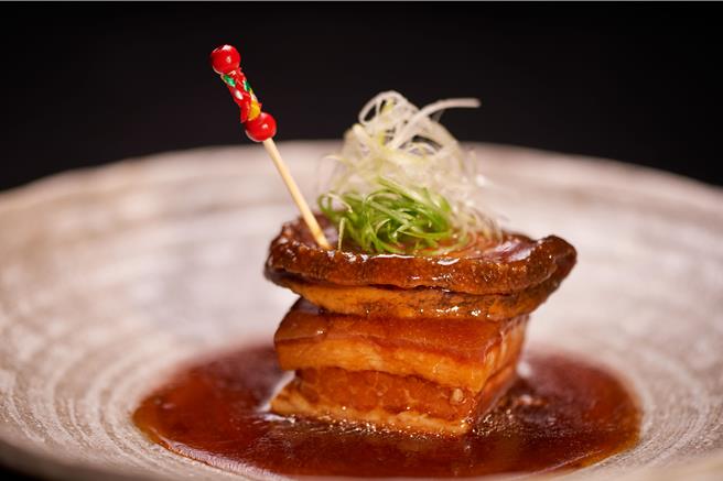 国宾中餐厅在5月11与12日母亲节当周周末，推出「母亲节飨宴」，严选和牛、龙虾、鲍鱼、花胶等顶级食材入馔，图为「东坡肉焖鲍鱼」。（台北国宾大饭店提供）