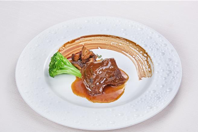 「慢炖和牛脸颊佐时蔬」严选澳洲和牛脸颊，细火慢滷3.5小时，肉质鲜嫩入口即化。（台北国宾大饭店提供）