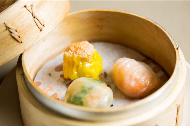 一次可品尝三种口味的「圆笼粤点」，可吃到晶莹明虾饺、鲜虾烧卖、海鲜韭菜饺。（台北国宾大饭店提供）