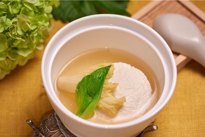 结合两道国宴等级菜肴的汤品「开水白菜鸡豆花」，可品尝到「吃鸡不见鸡」的鸡豆花，和汤色清透却味道醇厚的「开水白菜」。（台北国宾大饭店提供）