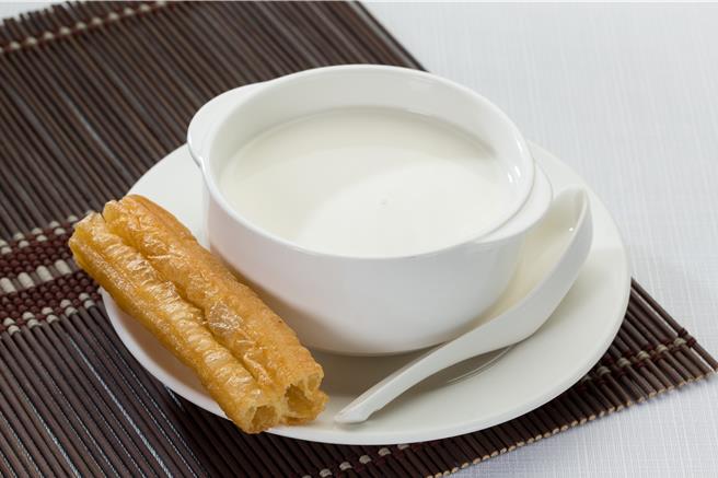 「杏汁奶露」以黄金比例的南杏与北杏兑水磨成浆，再熬煮至浓醇滑顺，滋味浓郁迷人不腻口。（台北国宾大饭店提供）