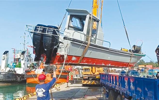 金门地检署与海巡队2月15日将非法越界翻覆的大陆渔船吊上岸仔细勘验，是否有撞击痕迹。（民眾提供／于家麒金门传真）