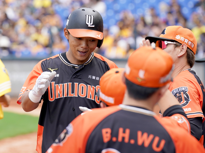 统一狮陈重廷4局上敲出本季第2轰。（统一狮提供）