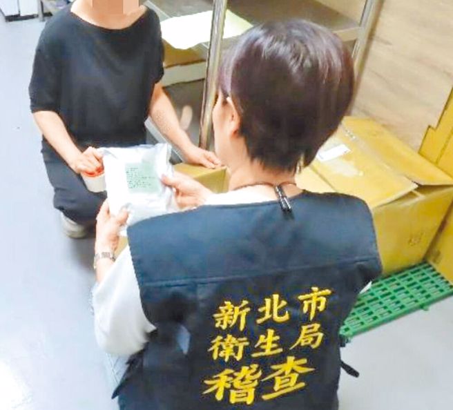 「优奇有限公司」自主送验黑胡椒细粉检出苏丹色素，台北市卫生局也连繫北市下游业者应将问题产品预防性下架。新北市优奇公司送检自家黑胡椒粉产品，检出苏丹3号、4号，图为新北市卫生局26日前往稽查。（新北市卫生局提供／柯毓庭新北传真）
