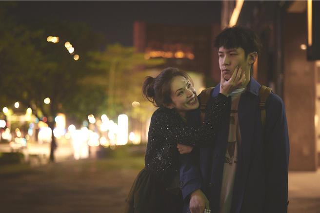 许玮宁（左）、柯震东剧中姊弟恋才正要萌芽，就因她得乳癌而生变。（公视、MyVideo提供）