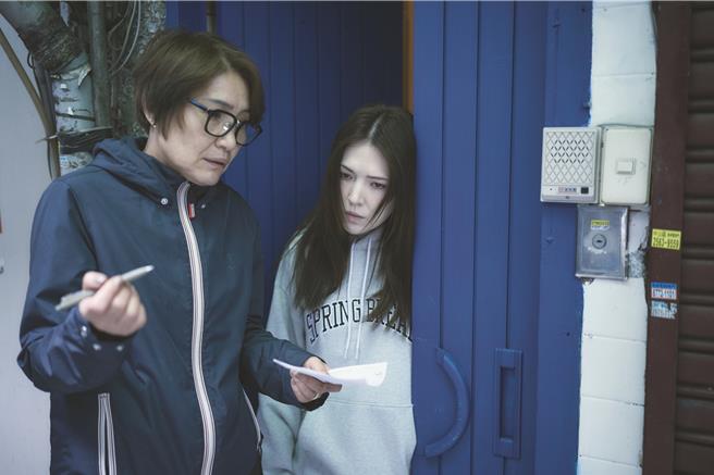 《不够善良的我们》编导徐誉庭（左）在拍戏现场与许玮宁互动。（公视、MyVideo提供）