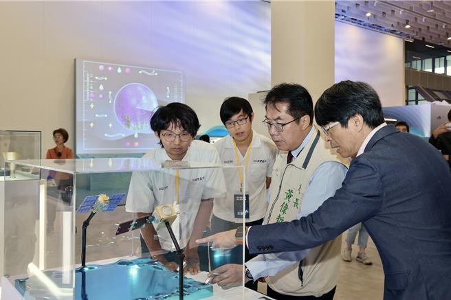 台南沙崙智慧绿能科学城举办周年庆活动，市长黄伟哲28日到场参观太空中心猎风者人造卫星介绍。（市府提供／洪荣志台南传真）