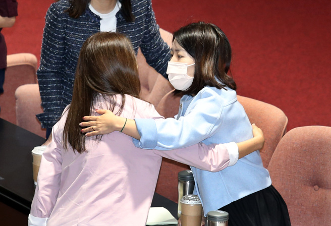 近日话题不断的立委徐巧芯（右）26日低调现身在立法院议场，立委高金素梅（左）上前聊天并给予拥抱鼓励。（姚志平摄）