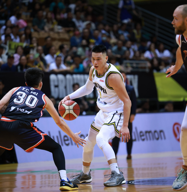 國王林書豪（中）面對對手防守努力尋求突破。（新北國王提供）