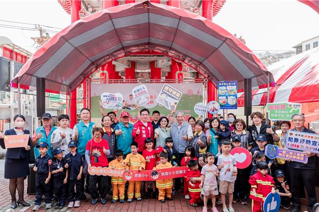 民進黨籍高市議員林智鴻28日舉辦「善循環、愛永續」公益列車活動，結合高雄市社福慈善總會、赤山文衡殿及在地10位里長共同送愛做公益。（林智鴻提供／洪浩軒高雄傳真）