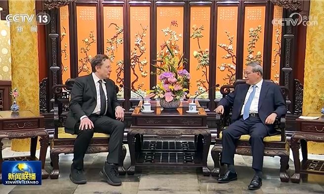 大陆国务院总理李强28号在北京会见特斯拉首席执行官马斯克。（截自央视）