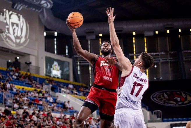強森強勢切入上籃，無視武科維奇防守。(台北戰神提供)
