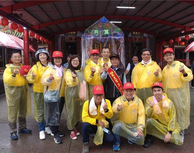 屏东县万丹乡万惠宫每3年1科的36庄平安遶境26日登场，期间一幕「校长群雨中护送圣驾」的画面令人动容，这是由10名与万丹有密切关系的国中小校长自发性参与宗教盛事。（民眾提供／谢佳潾屏东传真）