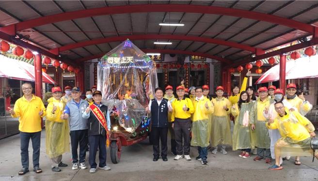 屏东县万丹乡万惠宫每3年1科的36庄平安遶境26日登场，期间一幕「校长群雨中护送圣驾」的画面令人动容，这是由10名与万丹有密切关系的国中小校长自发性参与宗教盛事。（民眾提供／谢佳潾屏东传真）