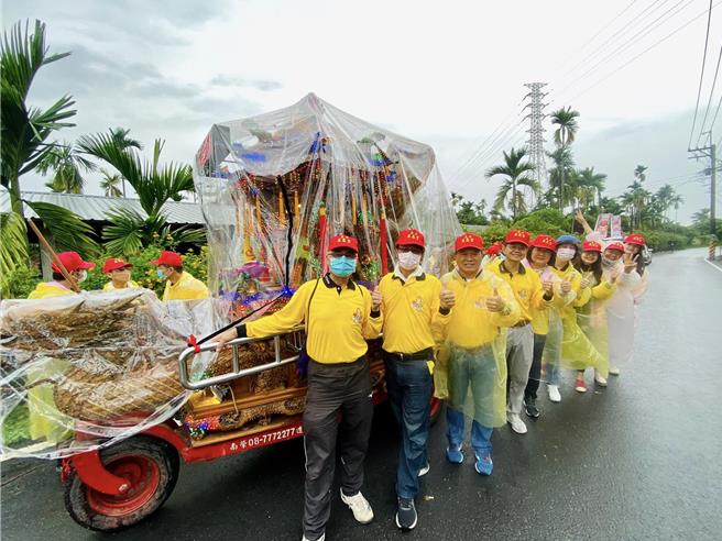 屏东县万丹乡万惠宫每3年1科的36庄平安遶境26日登场，期间一幕「校长群雨中护送圣驾」的画面令人动容，这是由10名与万丹有密切关系的国中小校长自发性参与宗教盛事。（民眾提供／谢佳潾屏东传真）