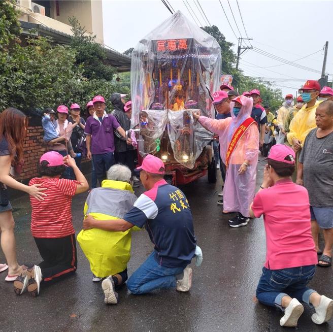 屏东县万丹乡万惠宫每3年1科的36庄平安遶境26日登场，期间一幕「校长群雨中护送圣驾」的画面令人动容，这是由10名与万丹有密切关系的国中小校长自发性参与宗教盛事。（民眾提供／谢佳潾屏东传真）